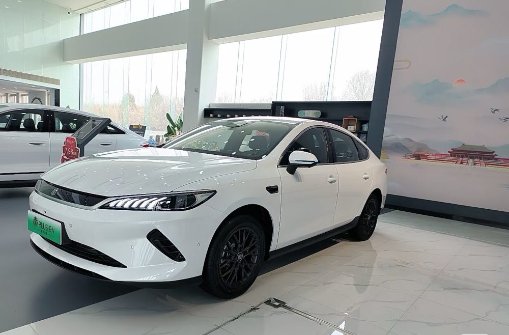BYD Qin Plus EV 57,6 kWh (136 л.с.) leading